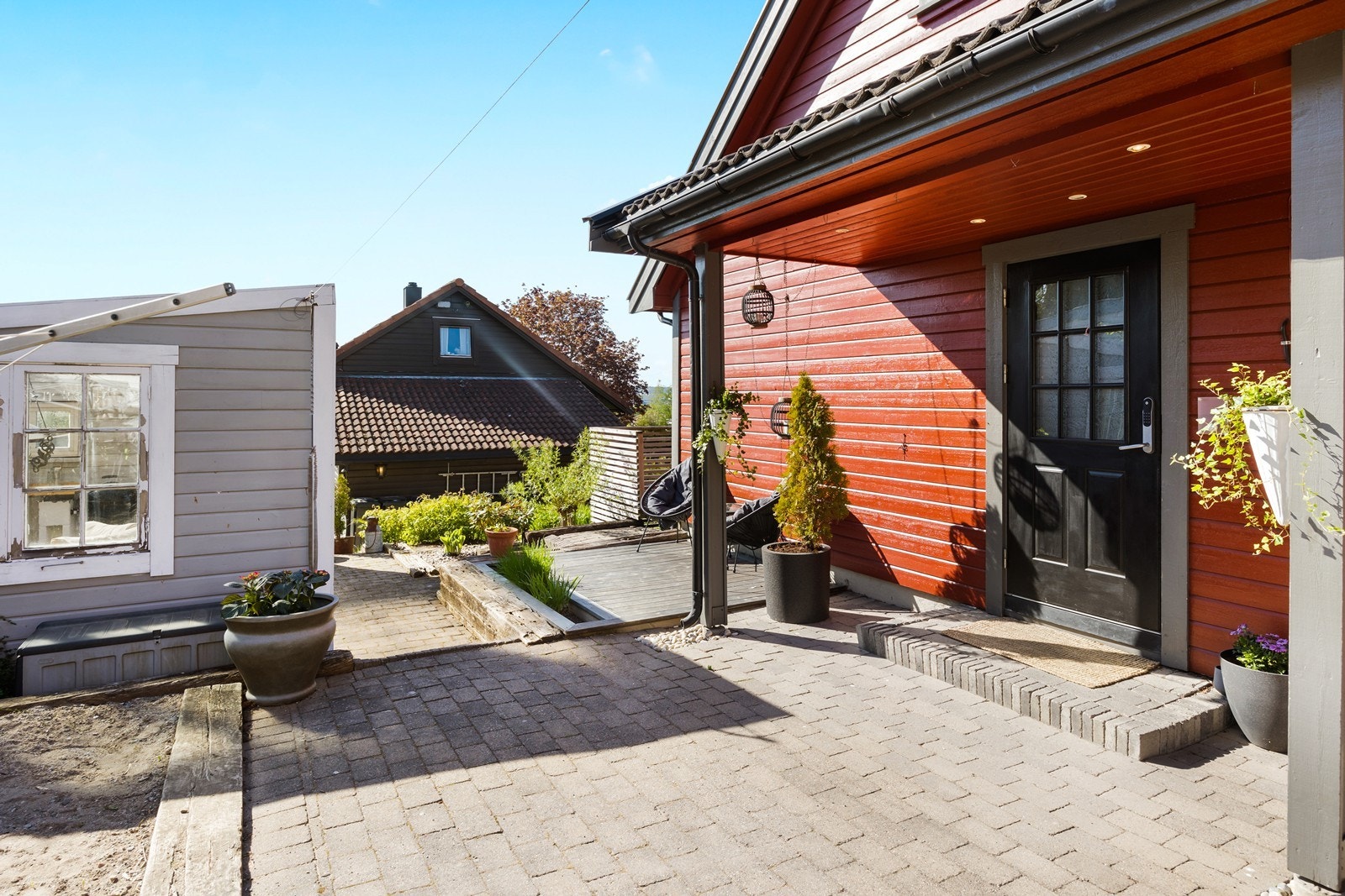 Eiendommen har flere steinlagte uteområder Galleribilde