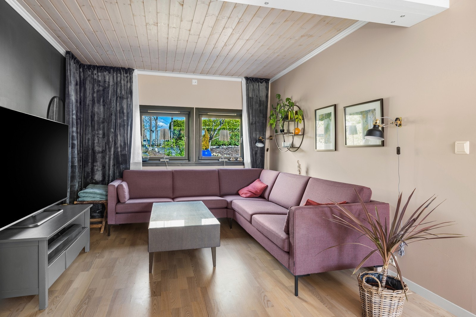 Boligen har han en naturlig inndeling med stue- og spisestue Galleribilde