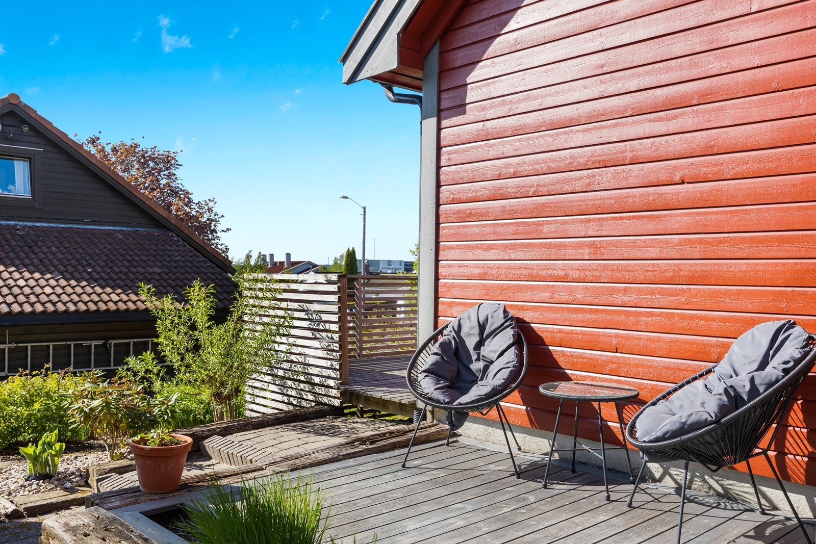 Tomten har flere pent opparbeidede uteområder Galleribilde