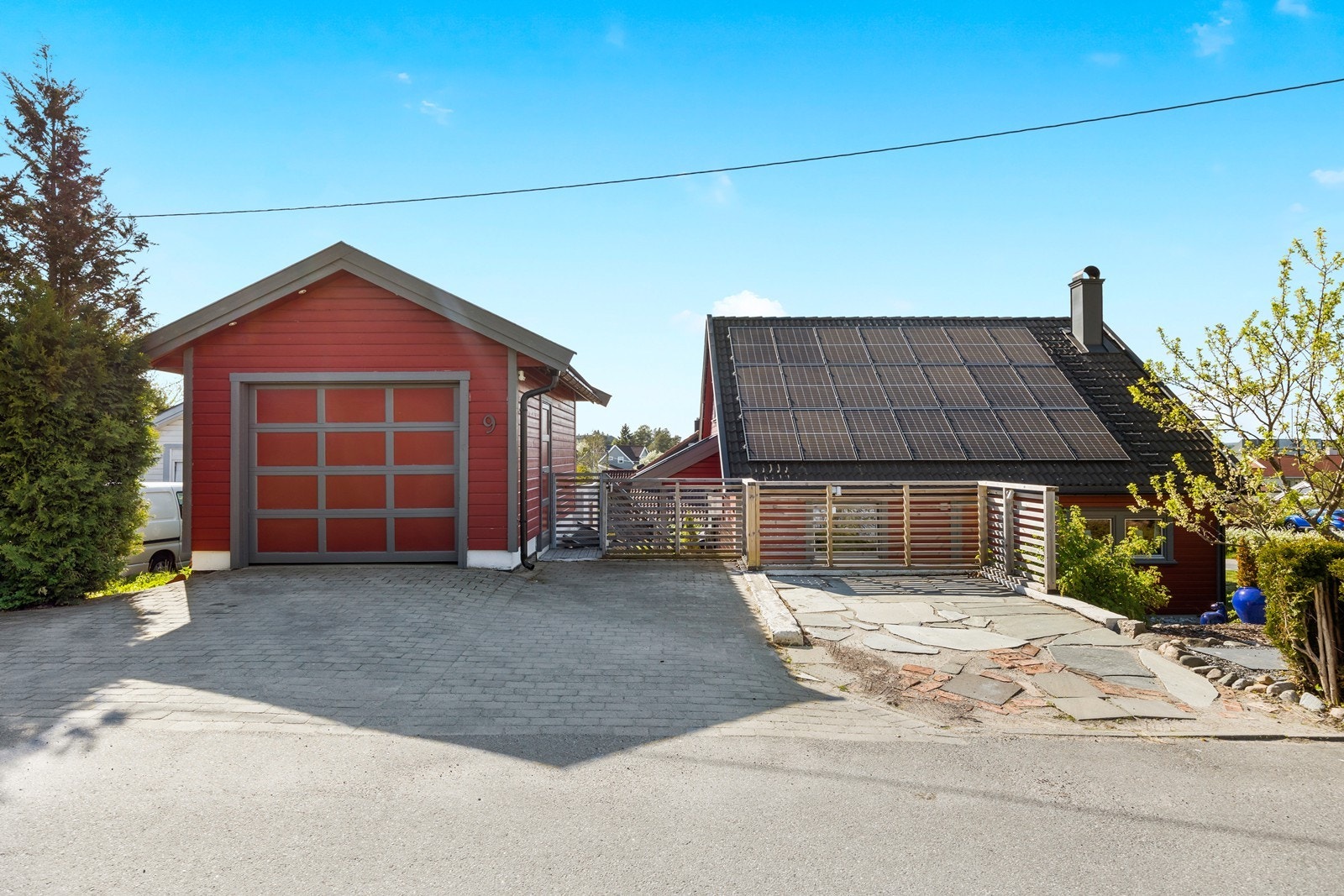 Eiendommen har garasje med leddport. I tillegg er det parkering for flere biler på egen tomt. Galleribilde