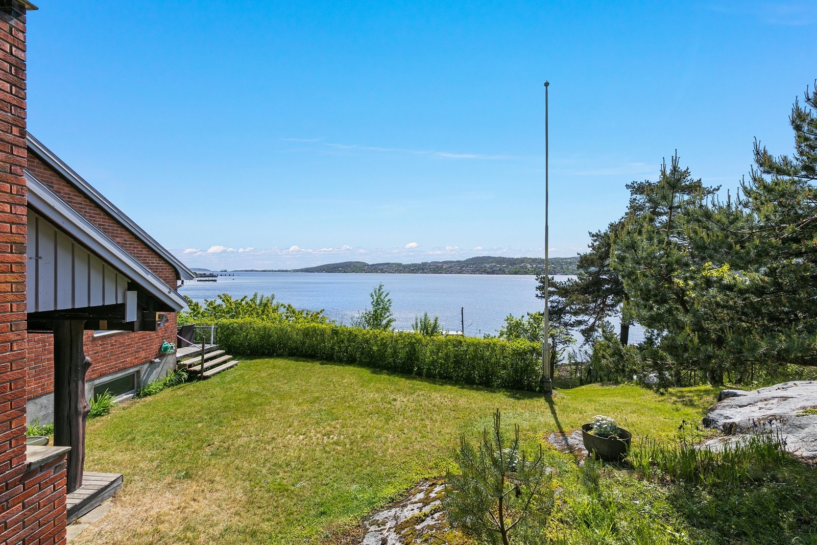 Pent opparbeidet hage med flott utsikt Galleribilde