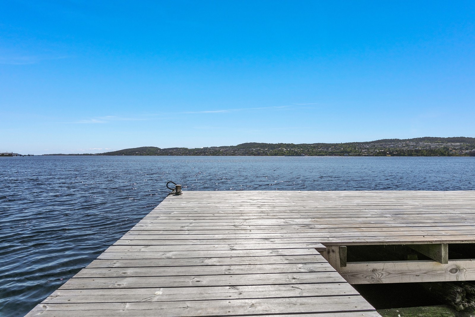 Det er flotte forhold for fisking av sjøørret og makrell fra brygga Galleribilde