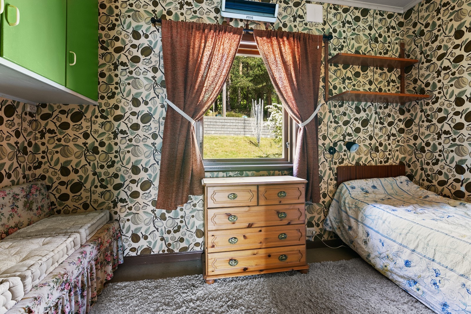 Det er to soverom i første etasje Galleribilde