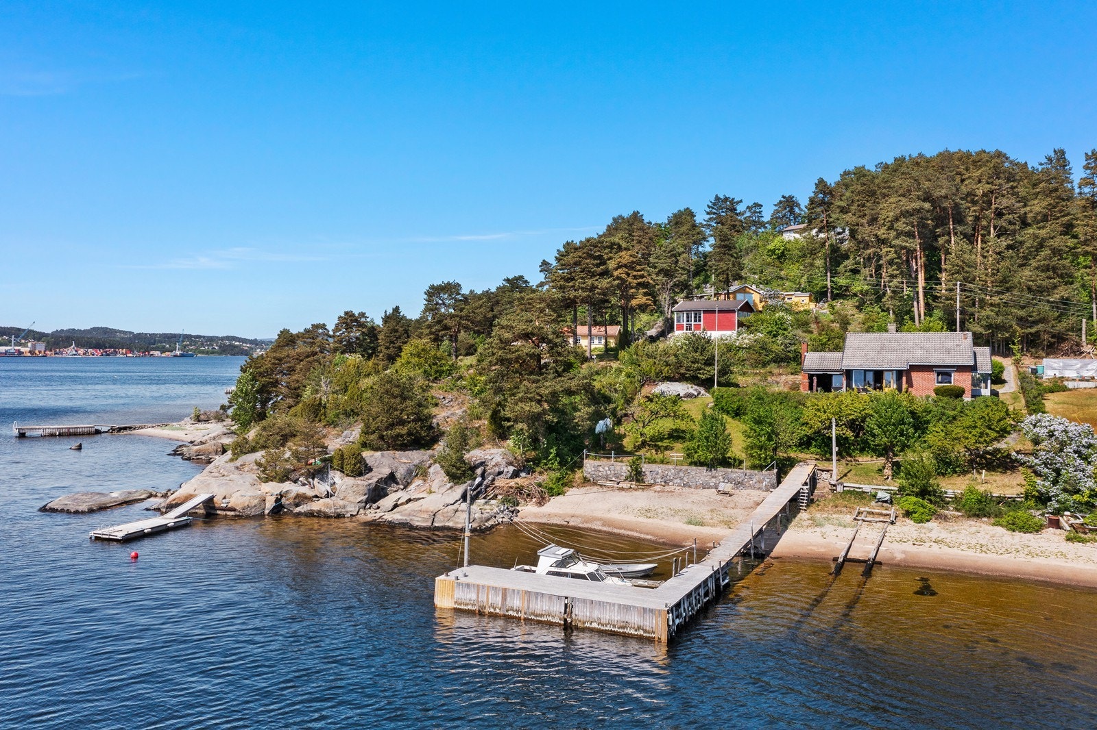 Boligen ligger flott til i en bukt, skjermet for nordavind Galleribilde