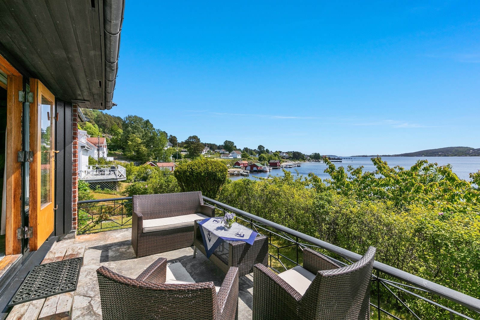 Her bor man tett på sjøen med flott utsikt og meget gode solforhold Galleribilde