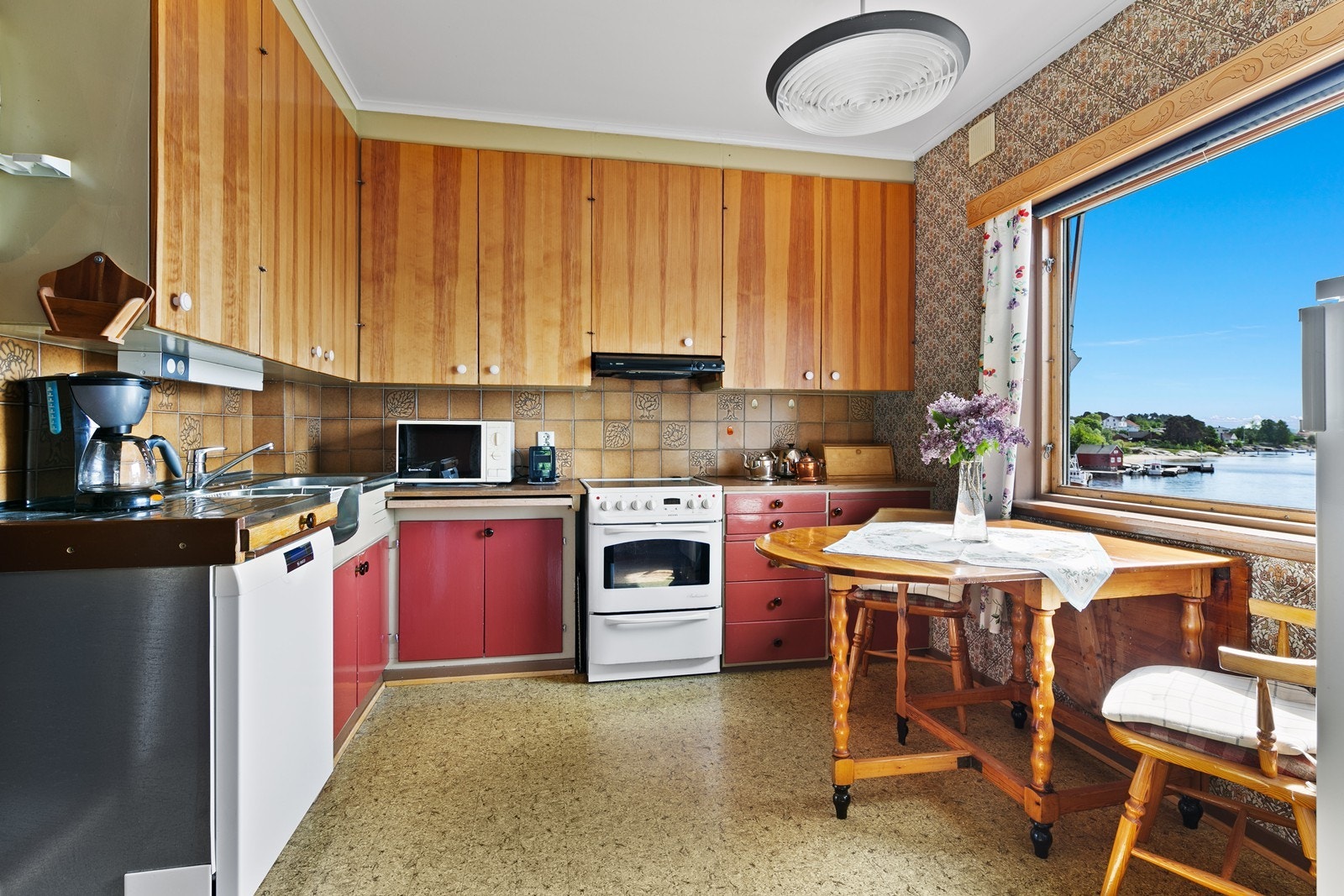 Frittstående hvitevarer medfølger ved salg: kjøleskap, komfyr og oppvaskmaskin Galleribilde