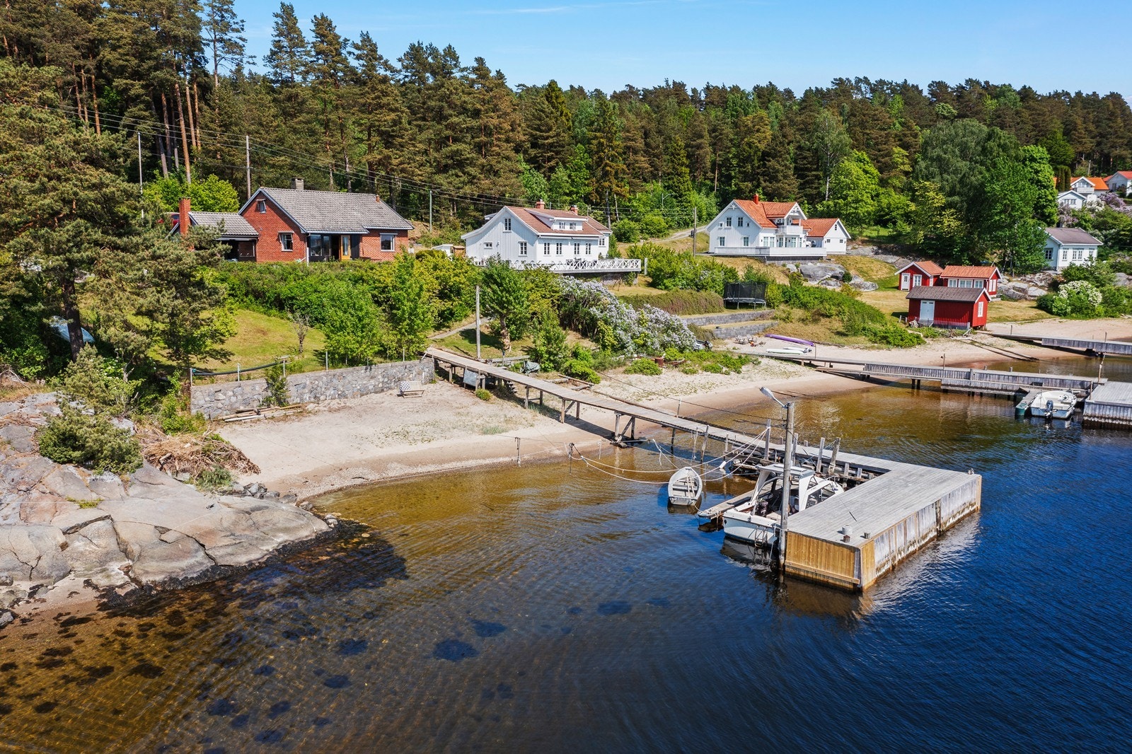 Brygge med plass til flere båter Galleribilde