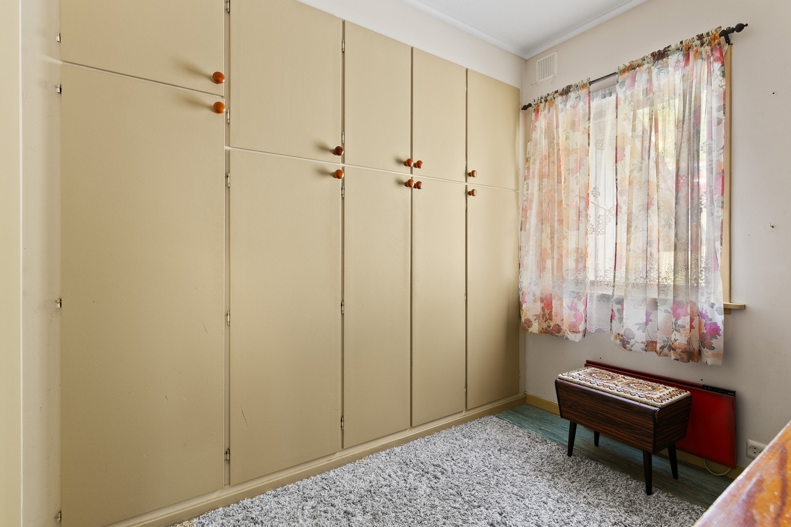 Soverom i første etasje med gode oppbevaringsmuligheter Galleribilde