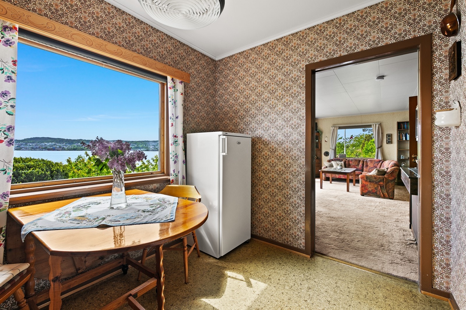 På kjøkkenet har man plass til et spisebord Galleribilde