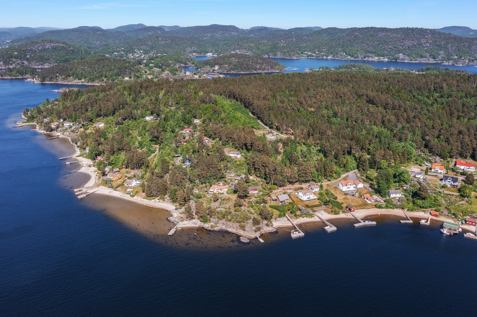Sandøya har flotte friluftsmuligheter i umiddelbar nærhet enten man vil bade, fiske eller gå tur Galleribilde