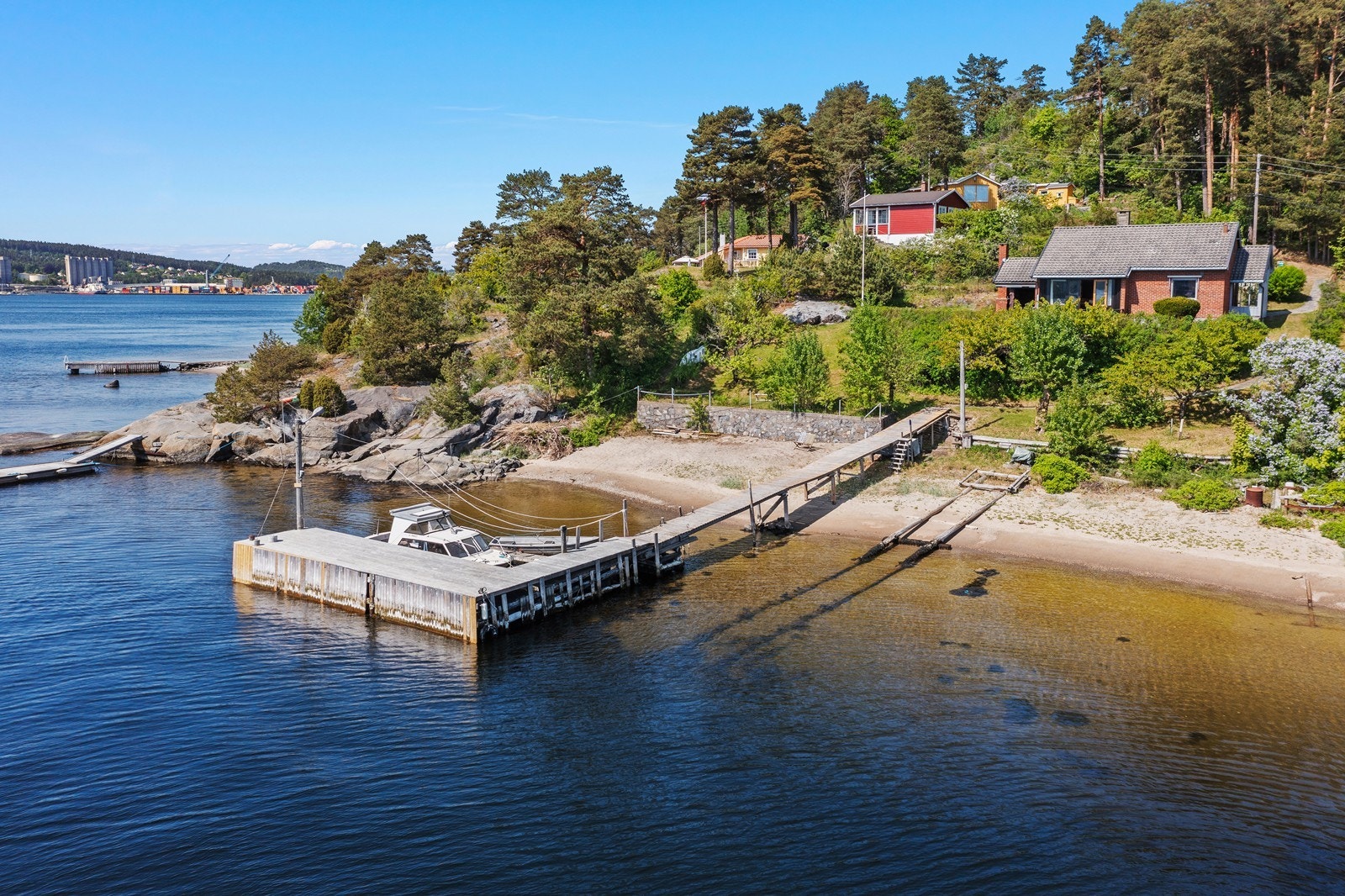 Eldre båtslipp og en herlig sandstrand rett ned for eiendommen Galleribilde