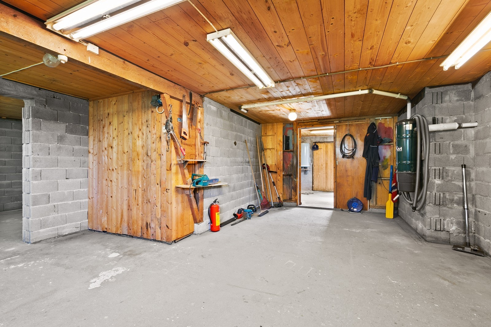 I underetasjen er det store bodrom og rikelig med oppbevaringsmuligheter Galleribilde