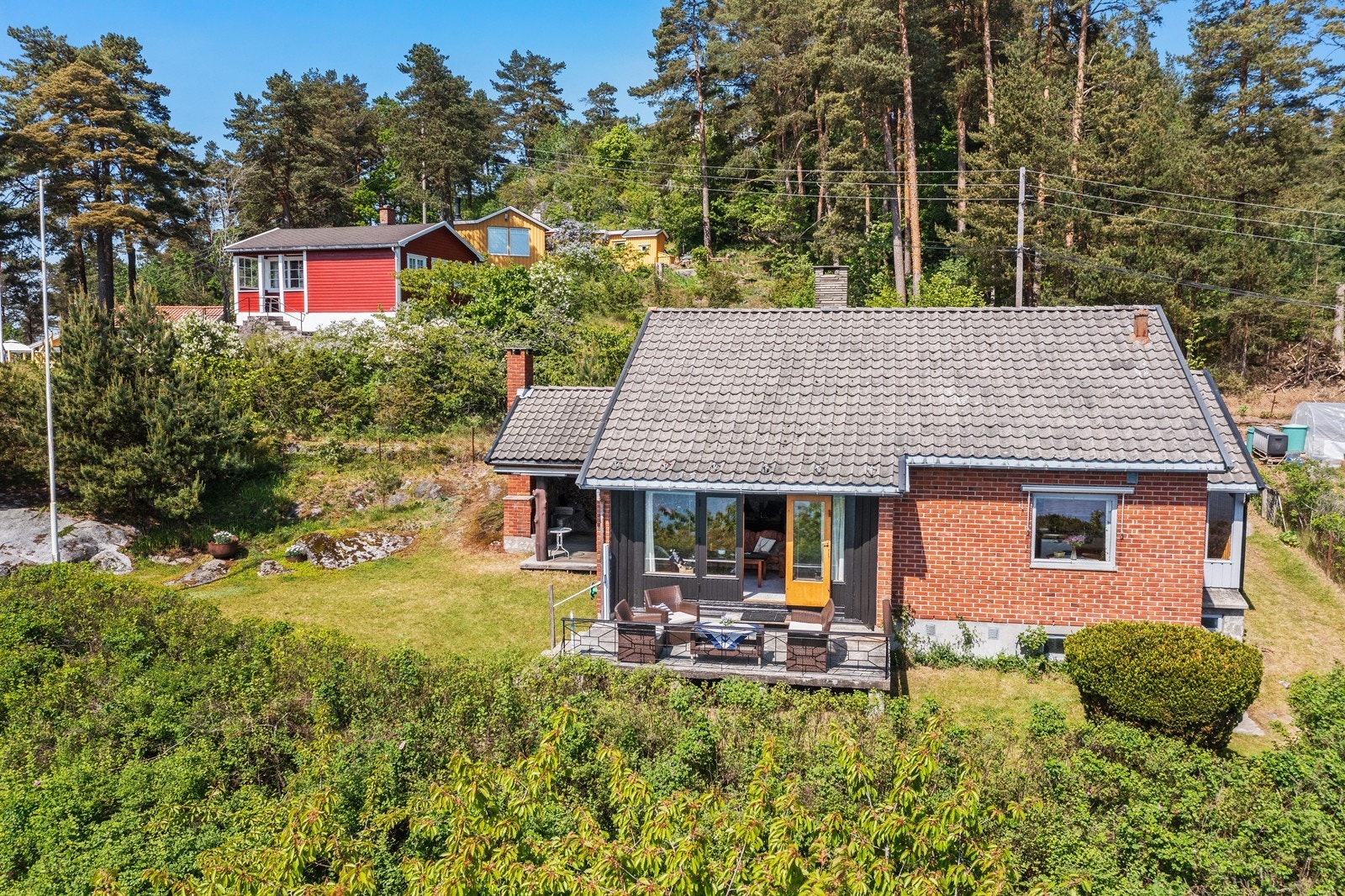 Til venstre for boligen er det utestue med egen utepeis Galleribilde