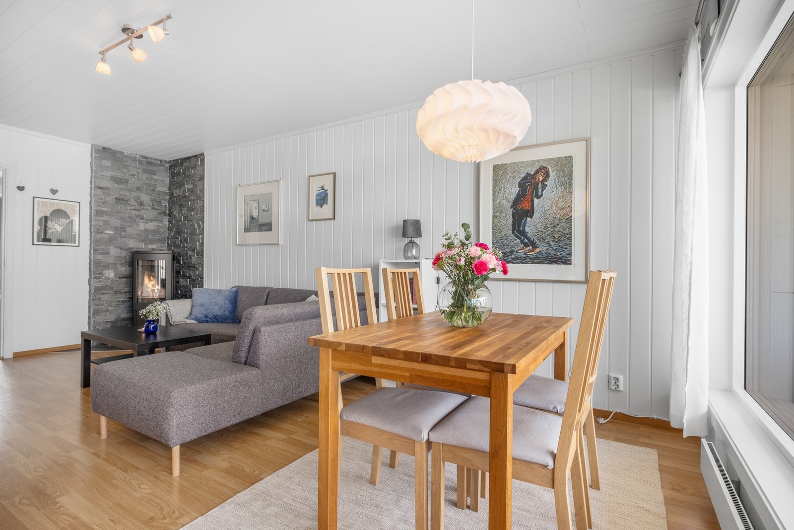 Spisesonen faller naturlig inn i stuen her Galleribilde
