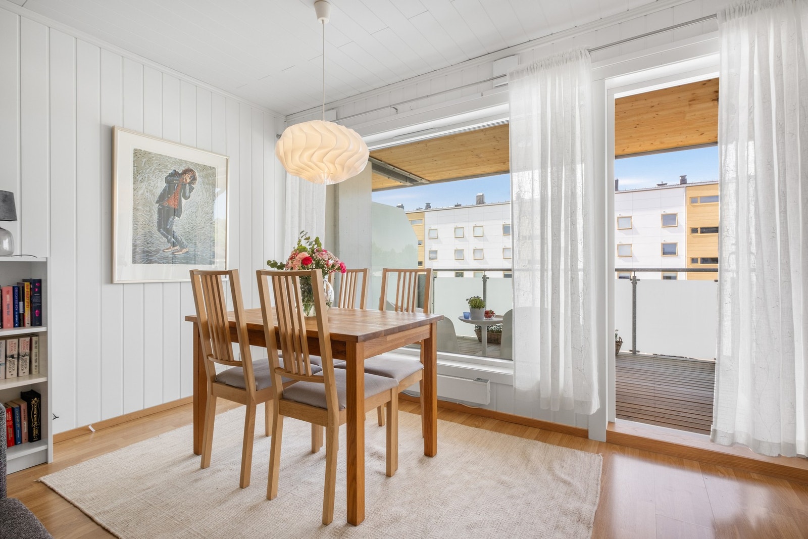 Store vindusflater som gir mye lys i stuen Galleribilde