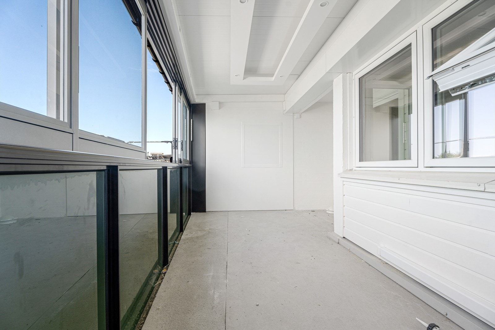 Helt ny innglasset terrasse, som kan benyttes året rundt. Vinduene kan trekkes til side på varme dager. Galleribilde