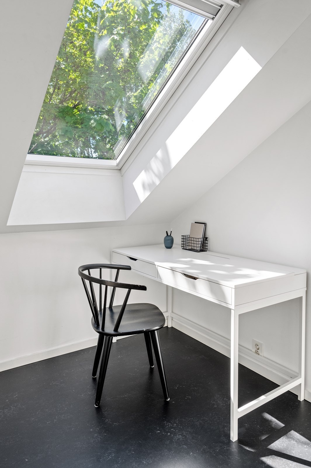Loftsstuen er i dag innredet med bl.a. hjemmekontorsone. Velux vinduer. Galleribilde