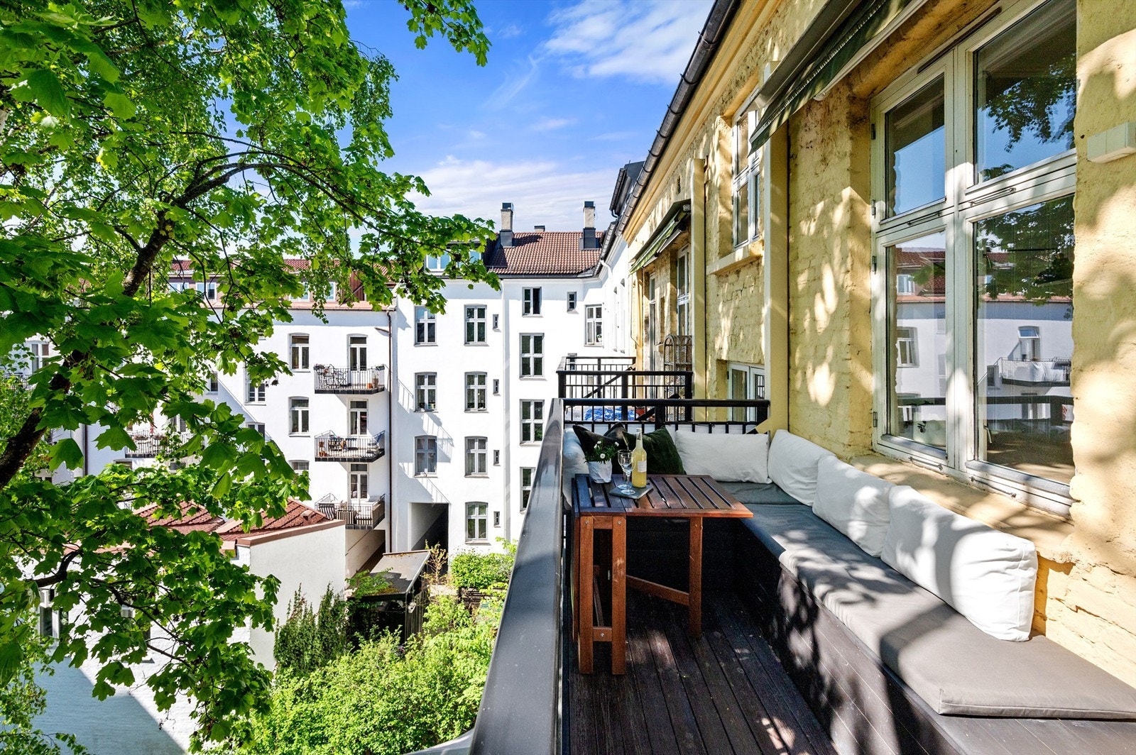 Leiligheten har en romslig balkong på hele 7 kvm, med god plass til sittegruppe, planter, grill og oppbevaring. Galleribilde