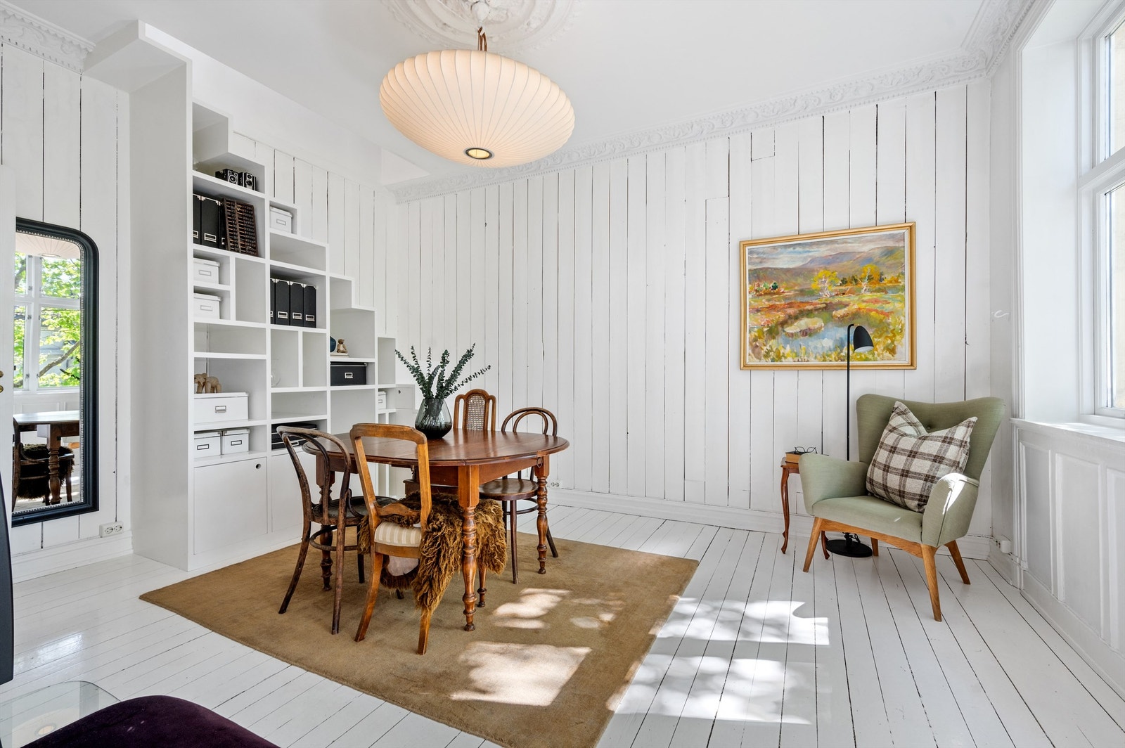 Nydelig og lys stue, med raus takhøyde på ca 3 meter og store vinduer mot bakgården og de grønne tretoppene. Galleribilde