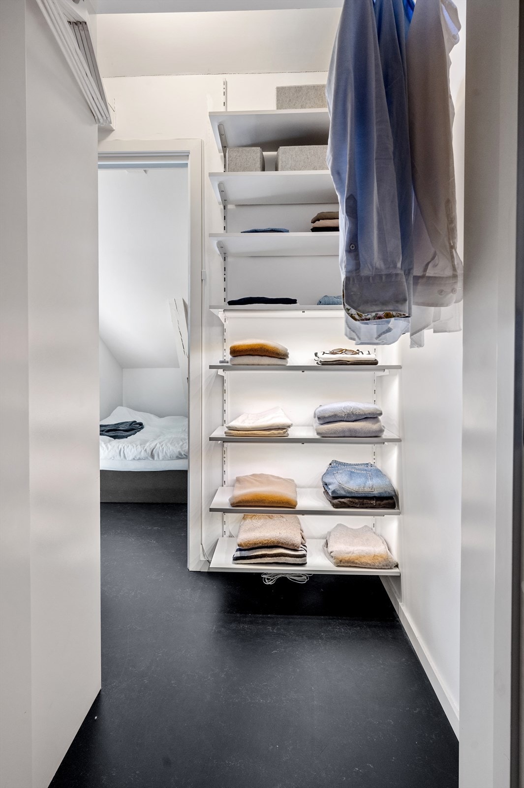 God plass til garderobe og oppbevaring. Galleribilde