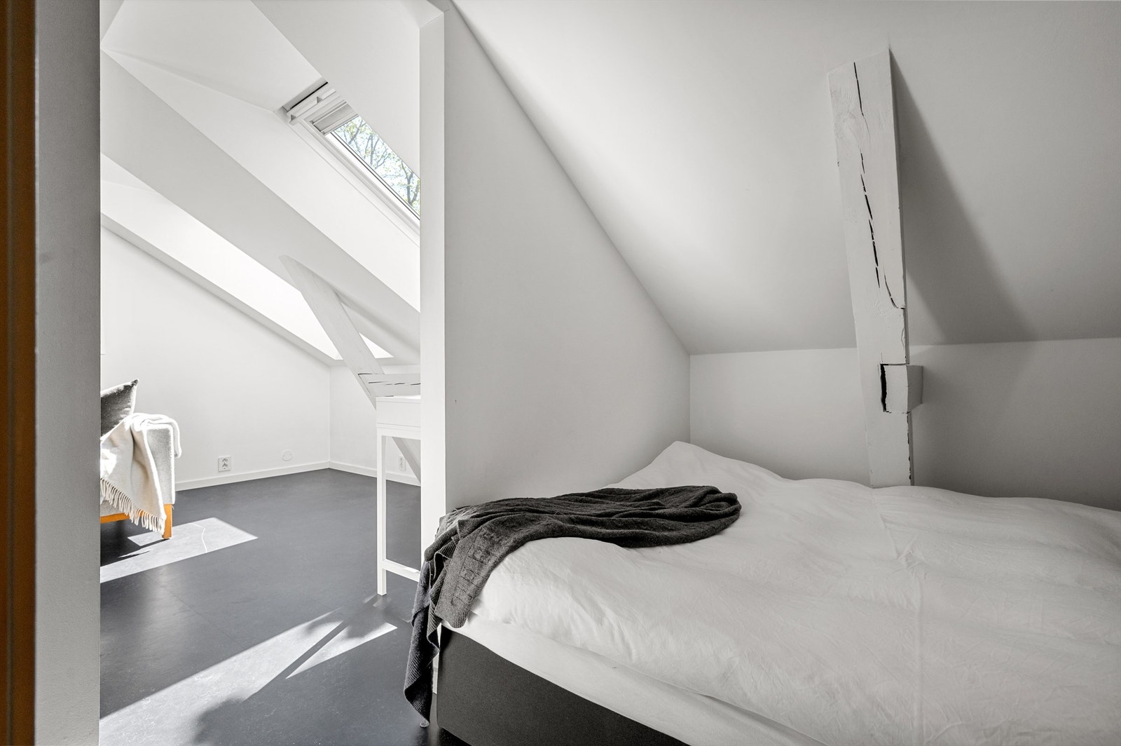 Nåværende eier har innredet alkoven i loftsetasjen som soverom, med dobbeltseng og nattbord. Alkovedelen av loftet med bod er byggemeldt som garderobe/bod (ikke godkjent for varig opphold). Galleribilde