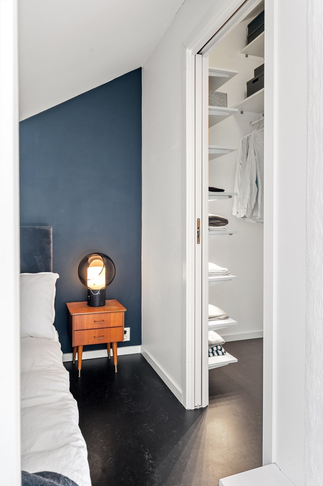 God plass til garderobe og oppbevaring. Galleribilde