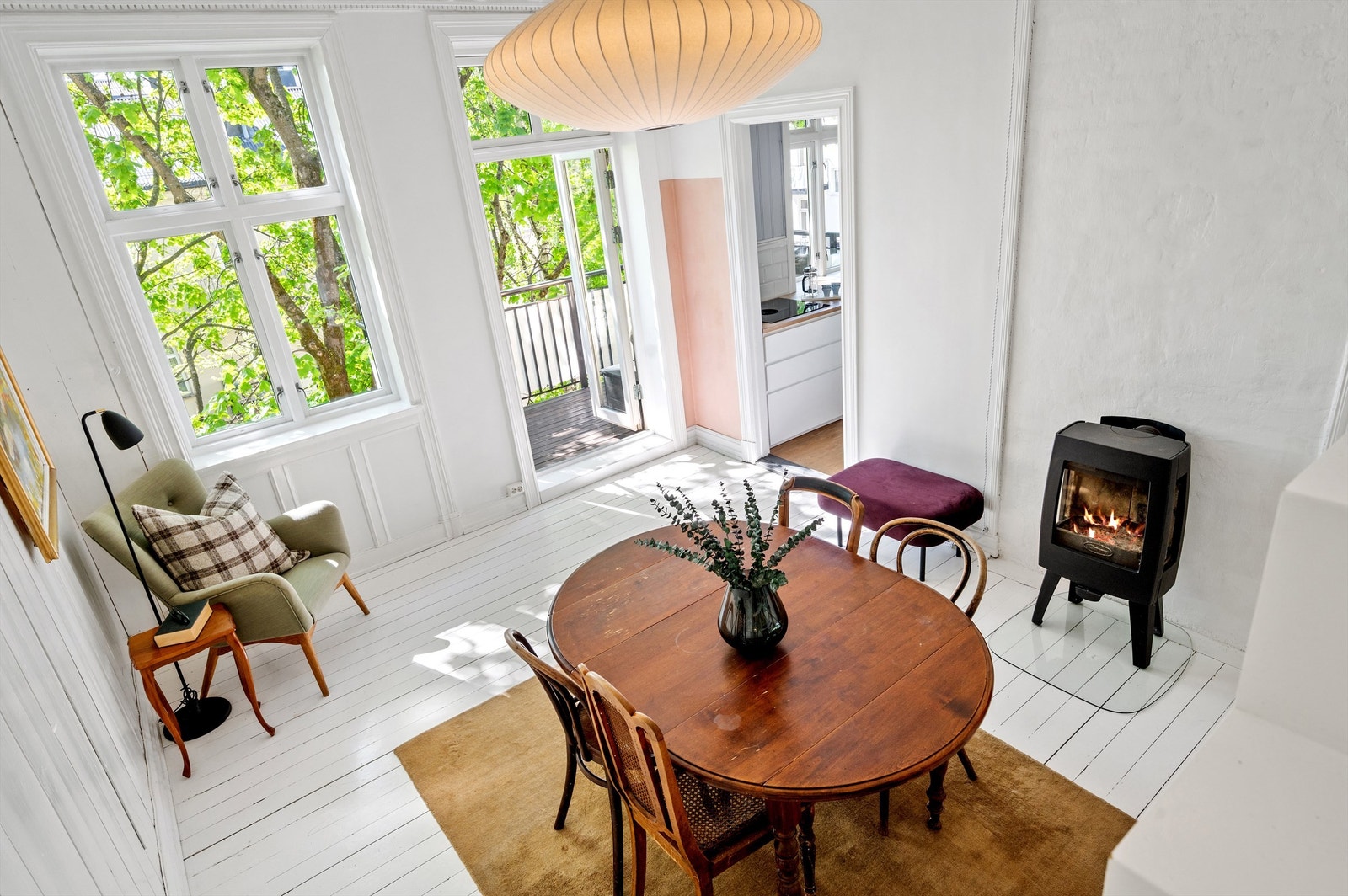 Stuen har god plass til ønsket møblering og fremstår som romslig og svært hyggelig. Galleribilde