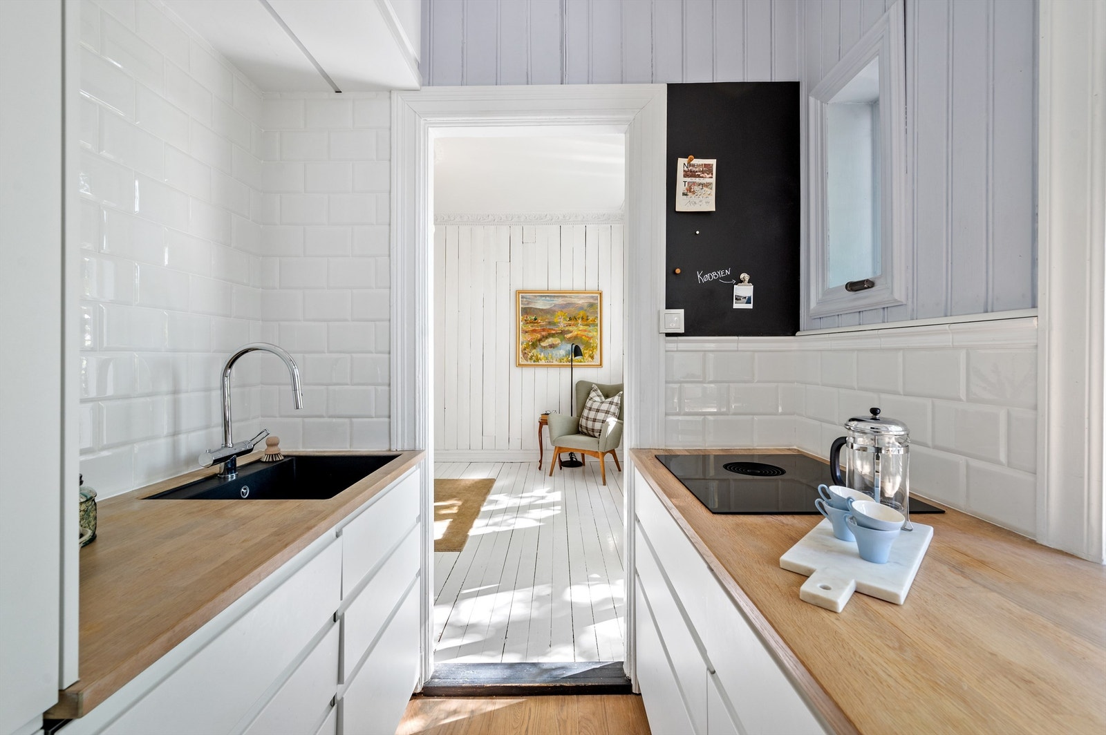Integrerte hvitevarer (oppvaskmaskin, stekeovn, mikrobølgeovn, Norcool kjøleskuff, fryseskap). Galleribilde