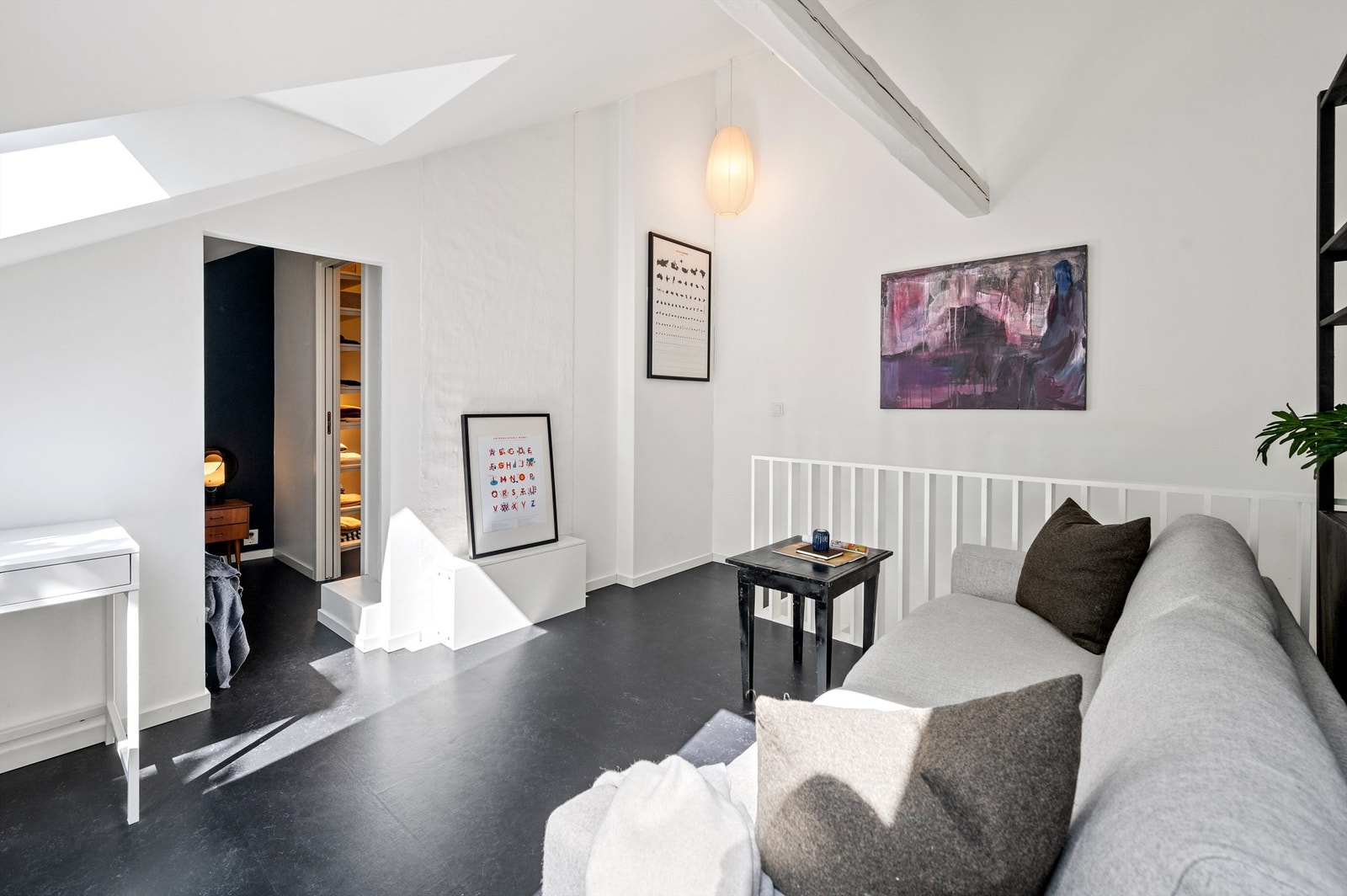 Flotte lysforhold i loftsstuen. Galleribilde