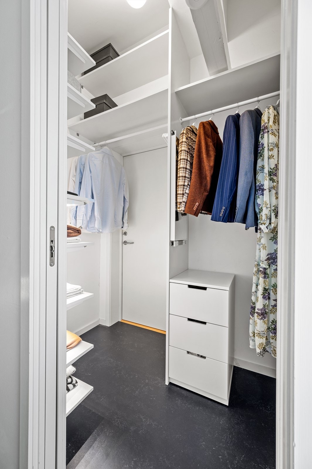 Det er rømningsvei gjennom en dør inne i garderobenisjen. Dette er byggemeldt som garderobe/bod og ikke godkjent for varig opphold. Galleribilde