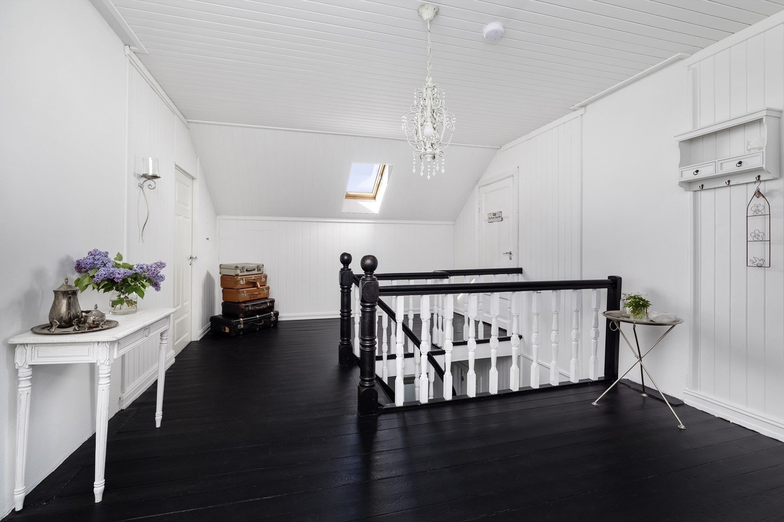 2.Etasjen består av 3 soverom, 1 bad, stue og walk in closet. Galleribilde