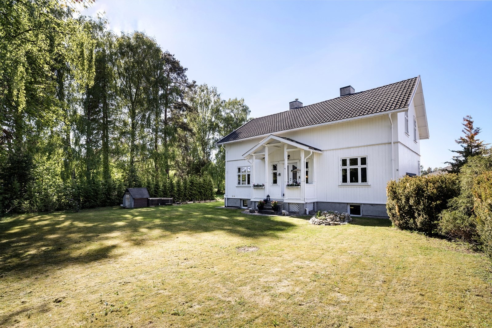 Flat og stor tomt på over 1 mål. Galleribilde