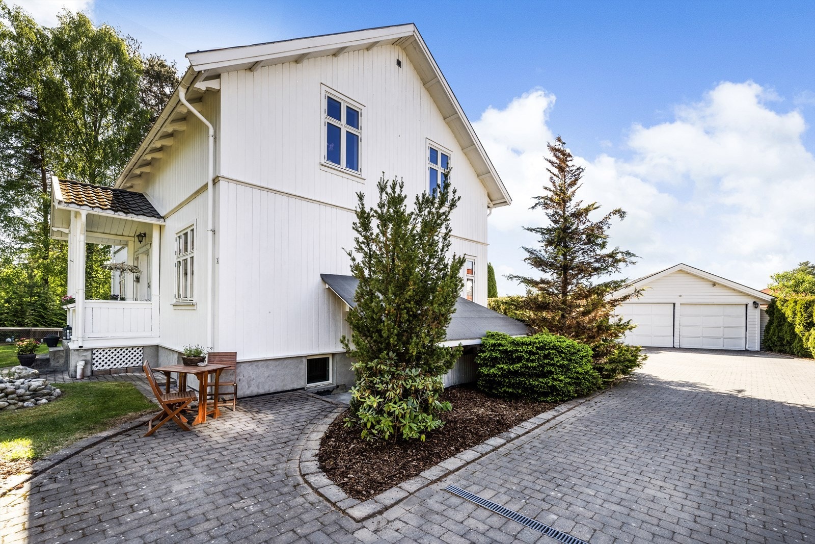 Boligen har egen inngang ned til kjelleren. Galleribilde