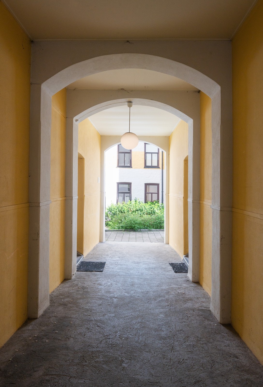 Leiligheten ligger tilbaketrukket fra Thereses gate i indre gård uten trafikkstøy Galleribilde
