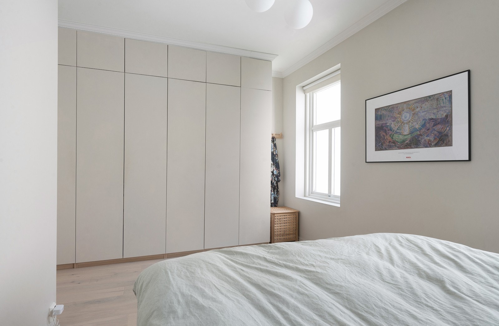 Hovedsoverommet har masse skapplass. Borettslaget er i prosess med å bytte vinduer og vinduet på dette rommet skal etter planen byttes Galleribilde