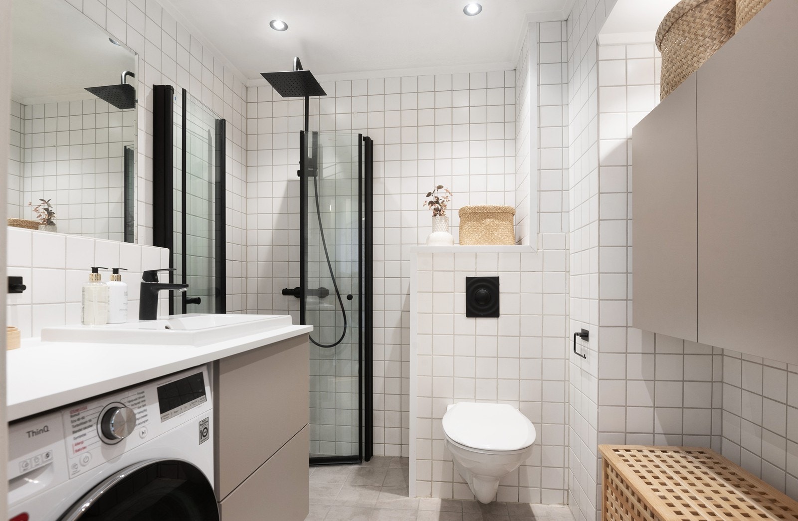 Delikat bad som i 2019 fikk nye gulvfliser, smøremebran og varmekabler - senere overflateoppusset i 2022 Galleribilde