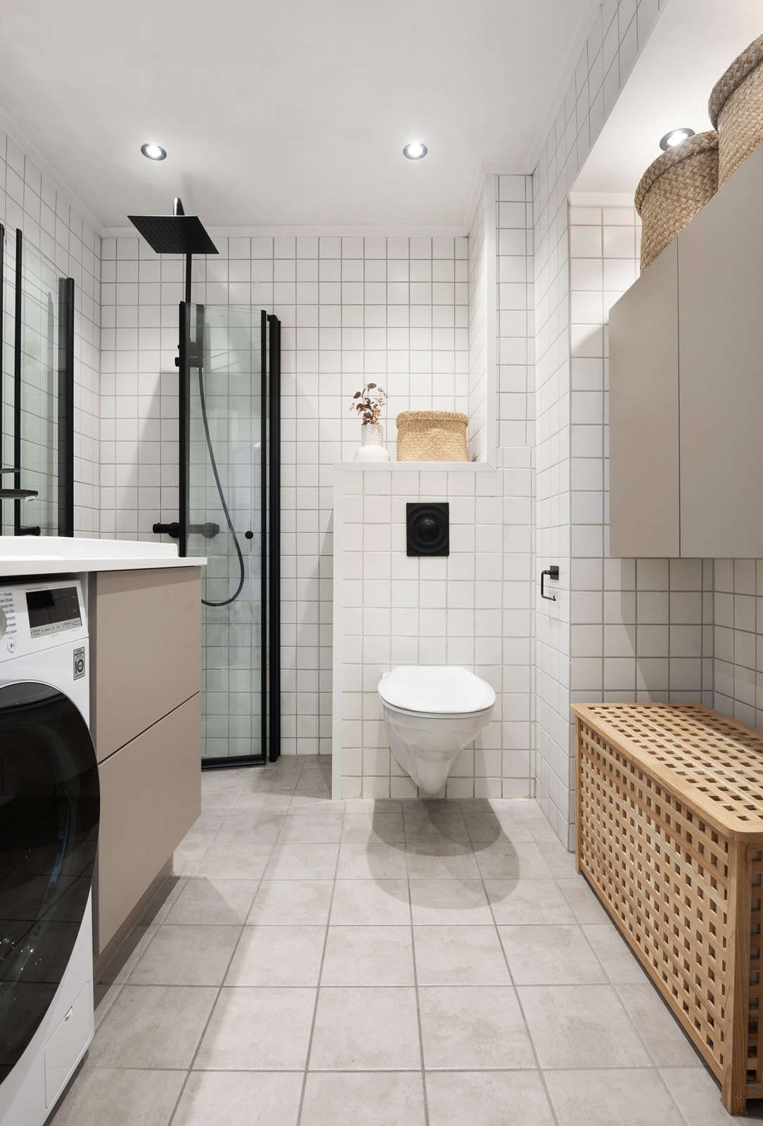 Et praktisk bad med nok skapplass Galleribilde