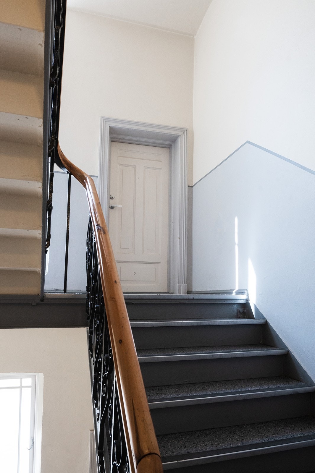 Praktisk bod i trappegang med gode oppbevaringsmuligheter. Fungerer som et spiskammers i forlengelse av leiligheten Galleribilde