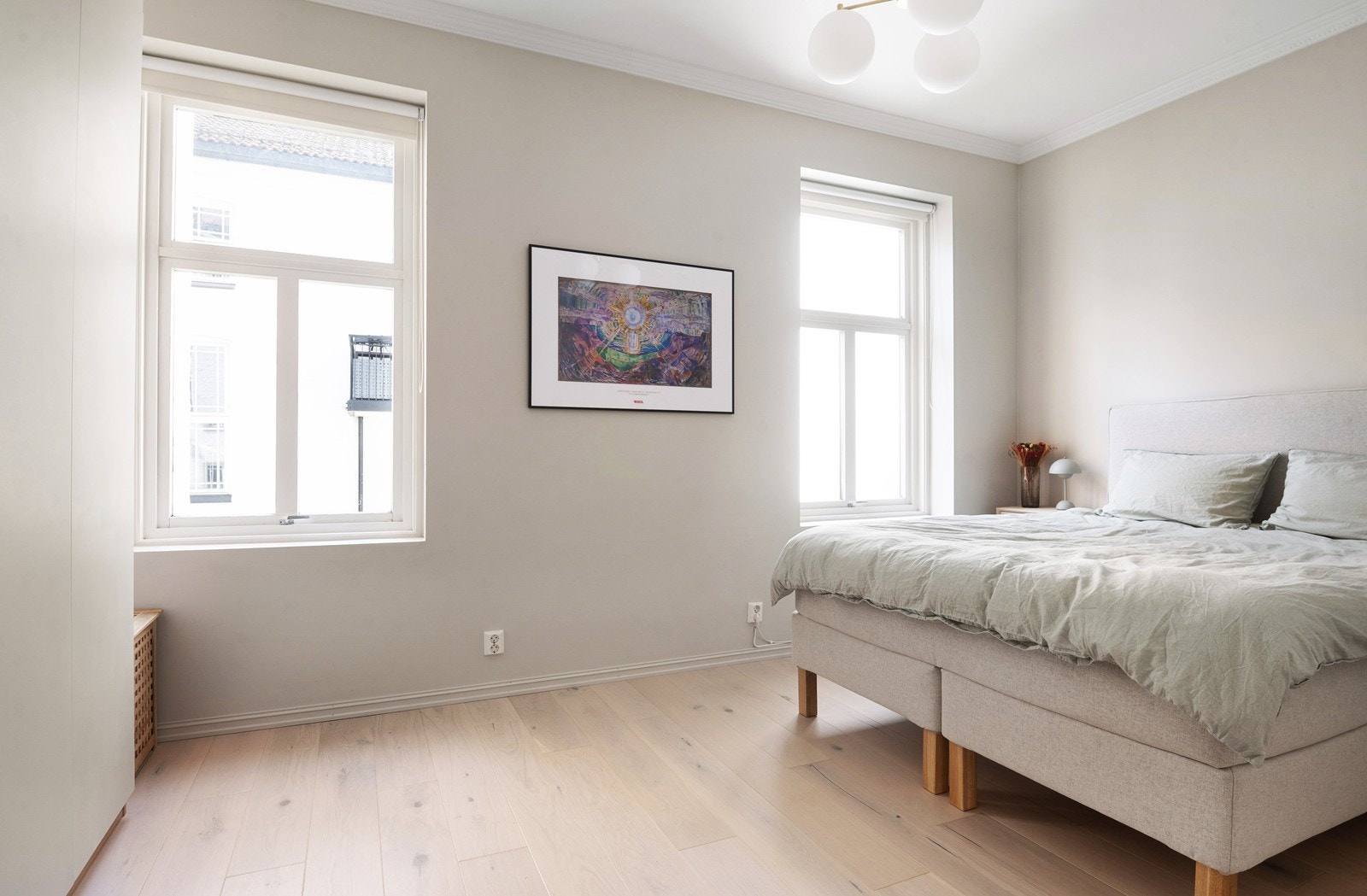 Romslig hovedsoverom med plass til dobbeltseng. Soverommet vender som resten av leilighet kun mot rolig bakgård Galleribilde