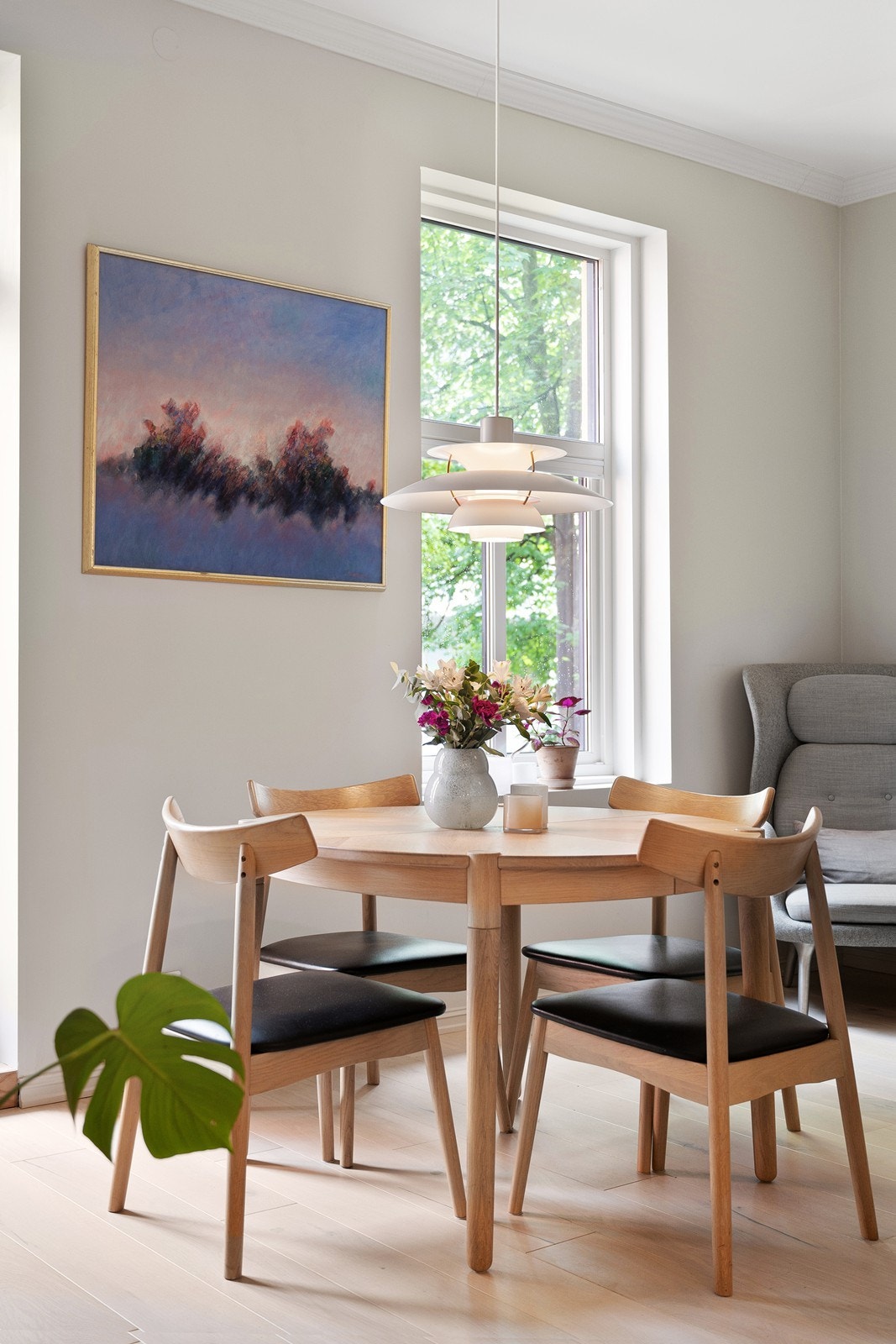 Grønt og hyggelig utsyn fra stue og kjøkken Galleribilde