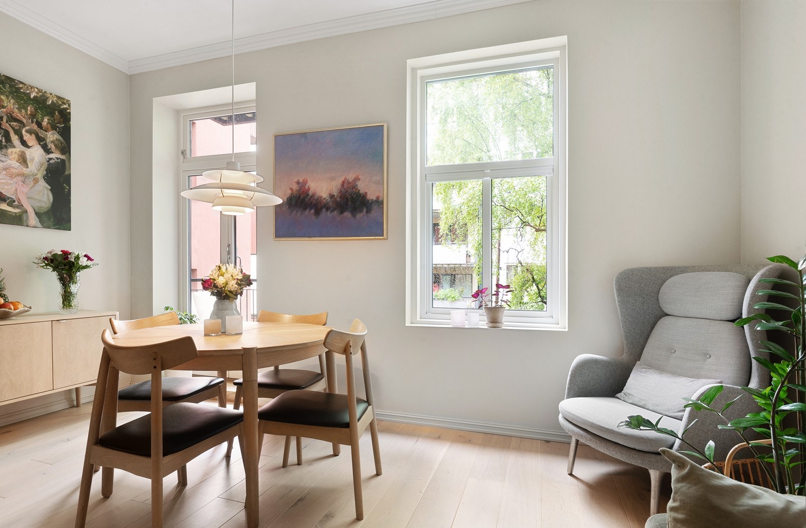 Stue med naturlige soner som gjør leiligheten lett å møblere Galleribilde