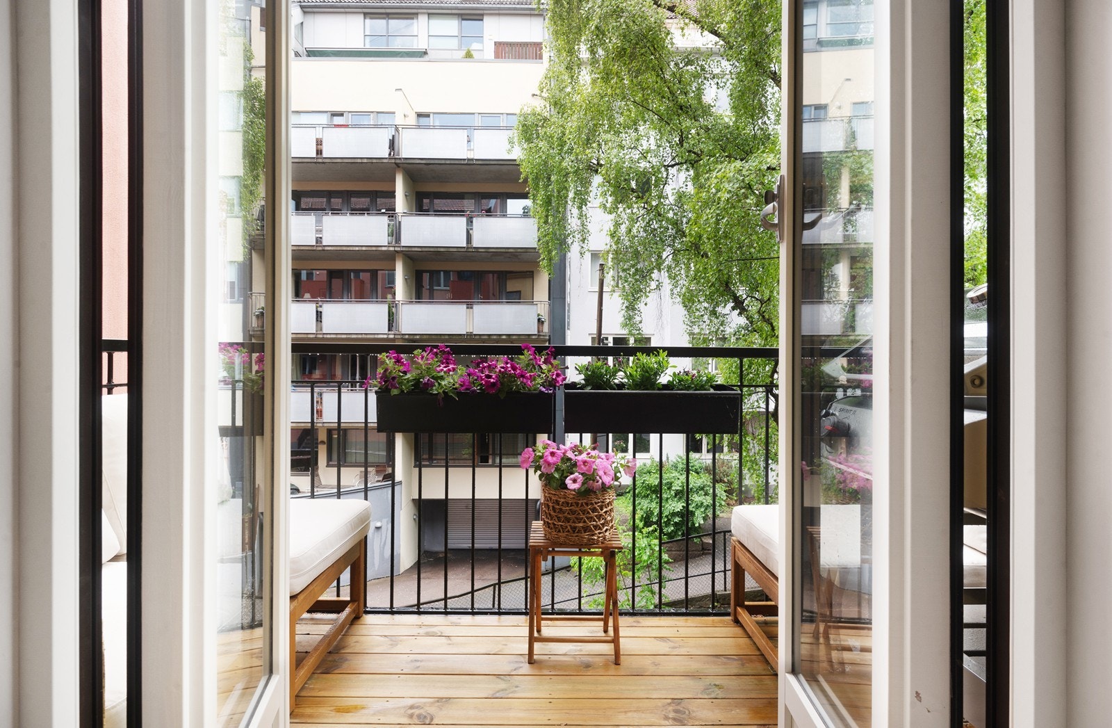 Balkongen er stor nok til diverse utemøbler Galleribilde