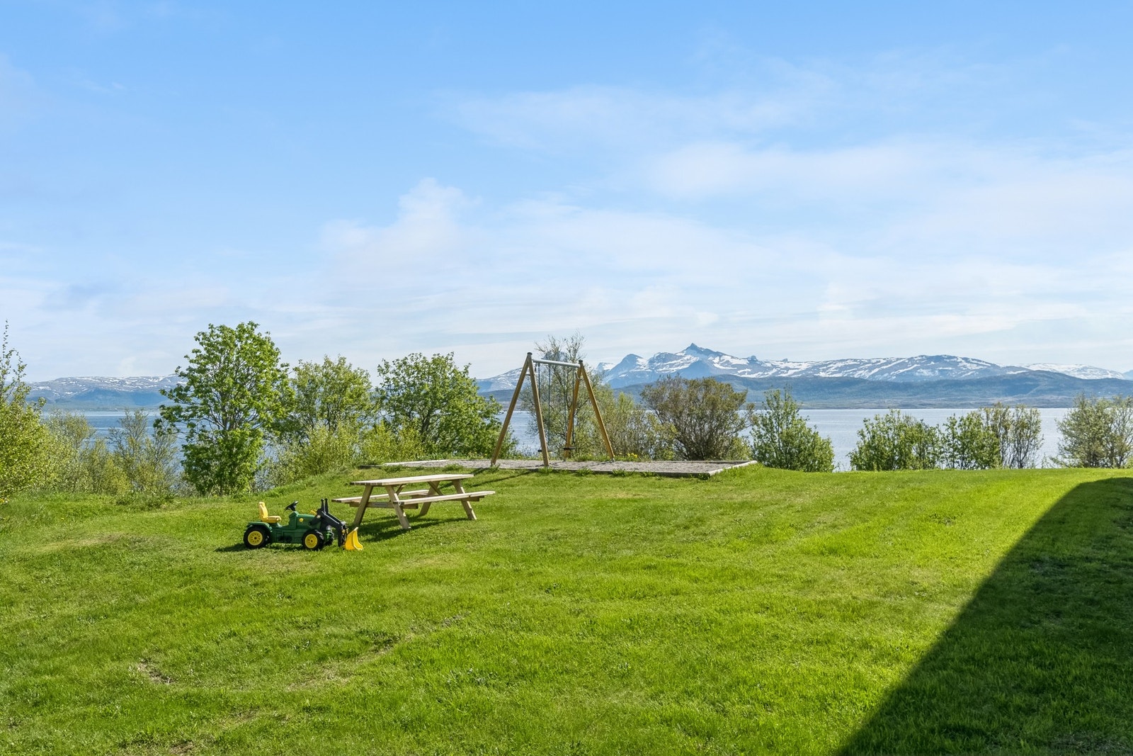 Borettslaget har godt med grøntområder og lekeplasser. Galleribilde