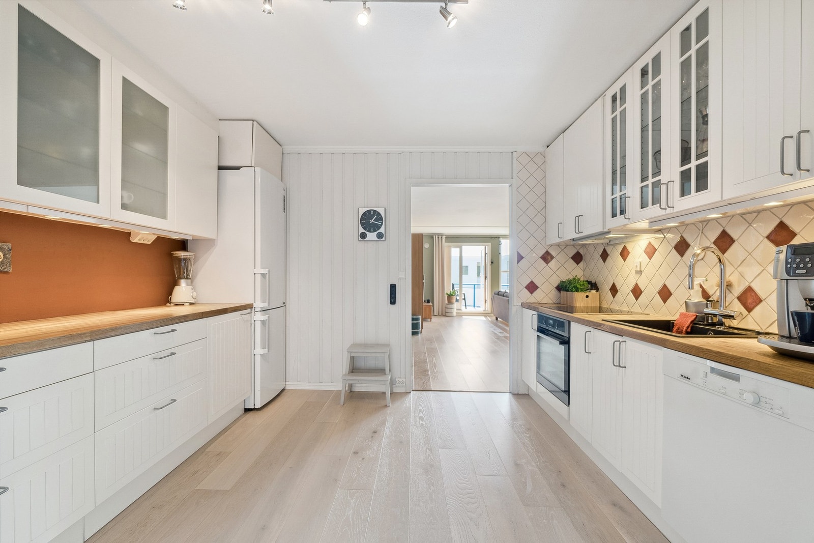 Romslig og praktisk kjøkken med takhøy innredning. Galleribilde