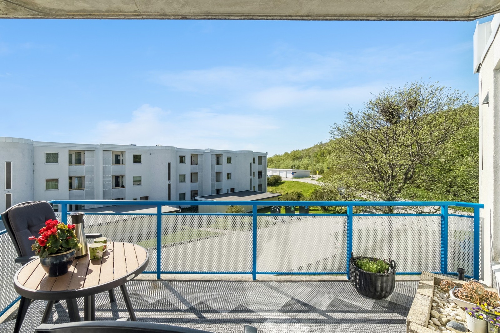 Balkongen har fine solforhold. Kort vei til flott turterreng. Galleribilde