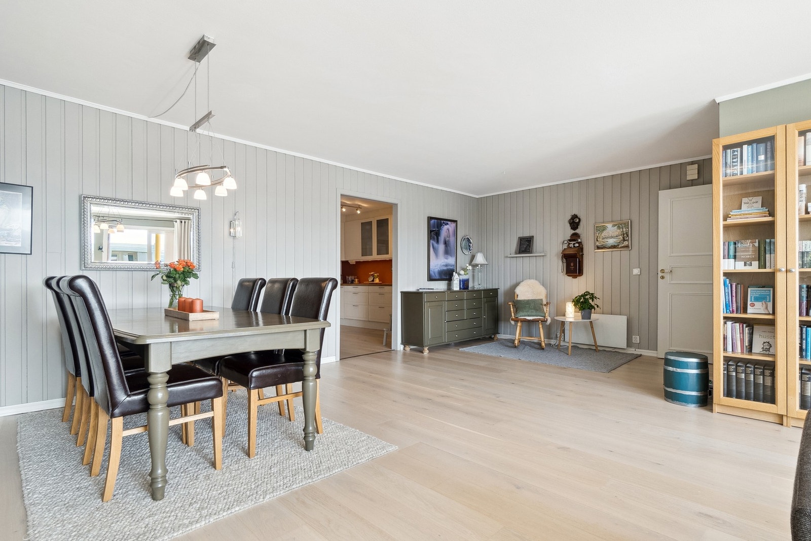 Plass til stort spisebord mot kjøkken. Galleribilde