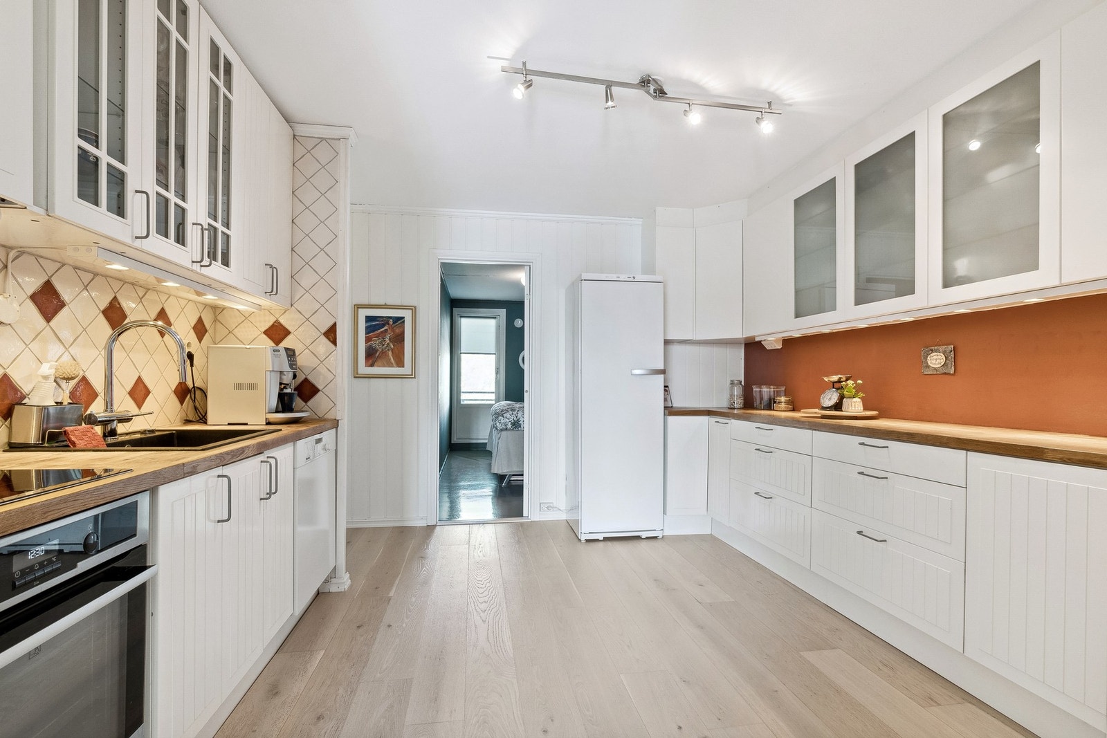 Godt med skap, skuffer og benkeplass. Integrert stekeovn og platetopp. Galleribilde