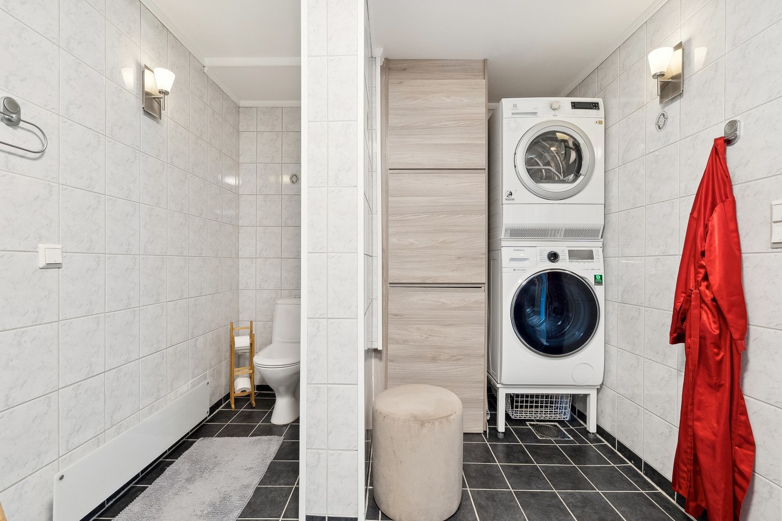 Egen nisje til WC og vaskeromsdel med langskap. Galleribilde