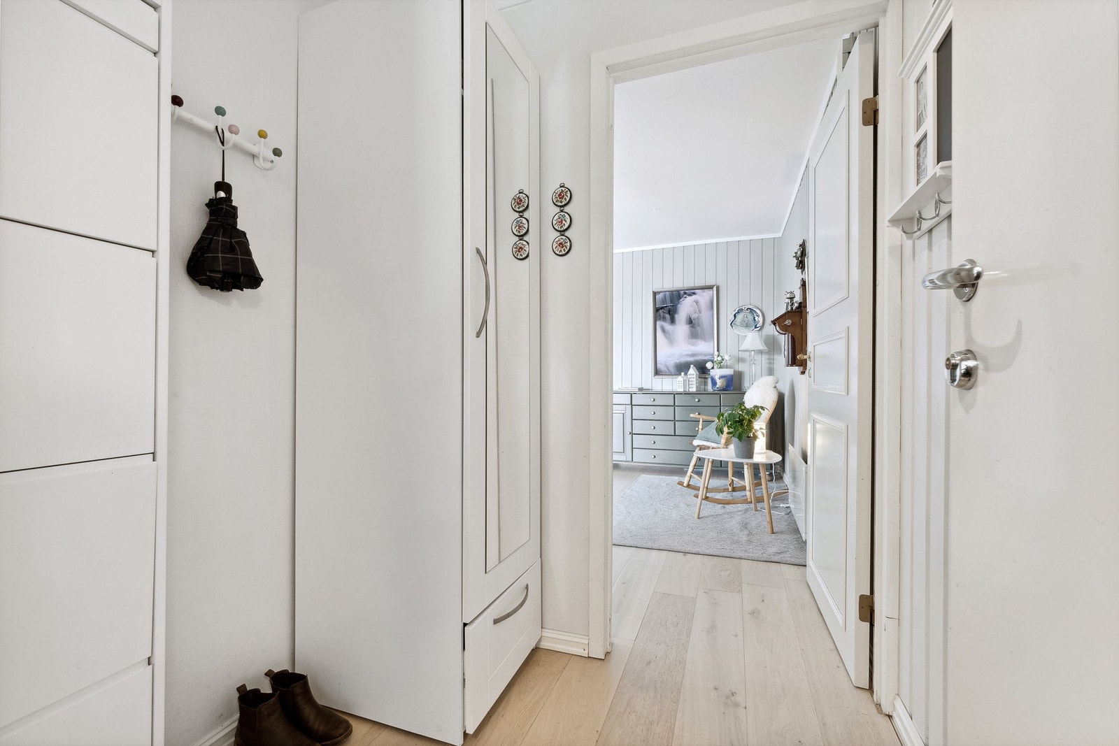 Entré med plass til å henge fra deg yttertøy og sko. Garderobeskap Galleribilde