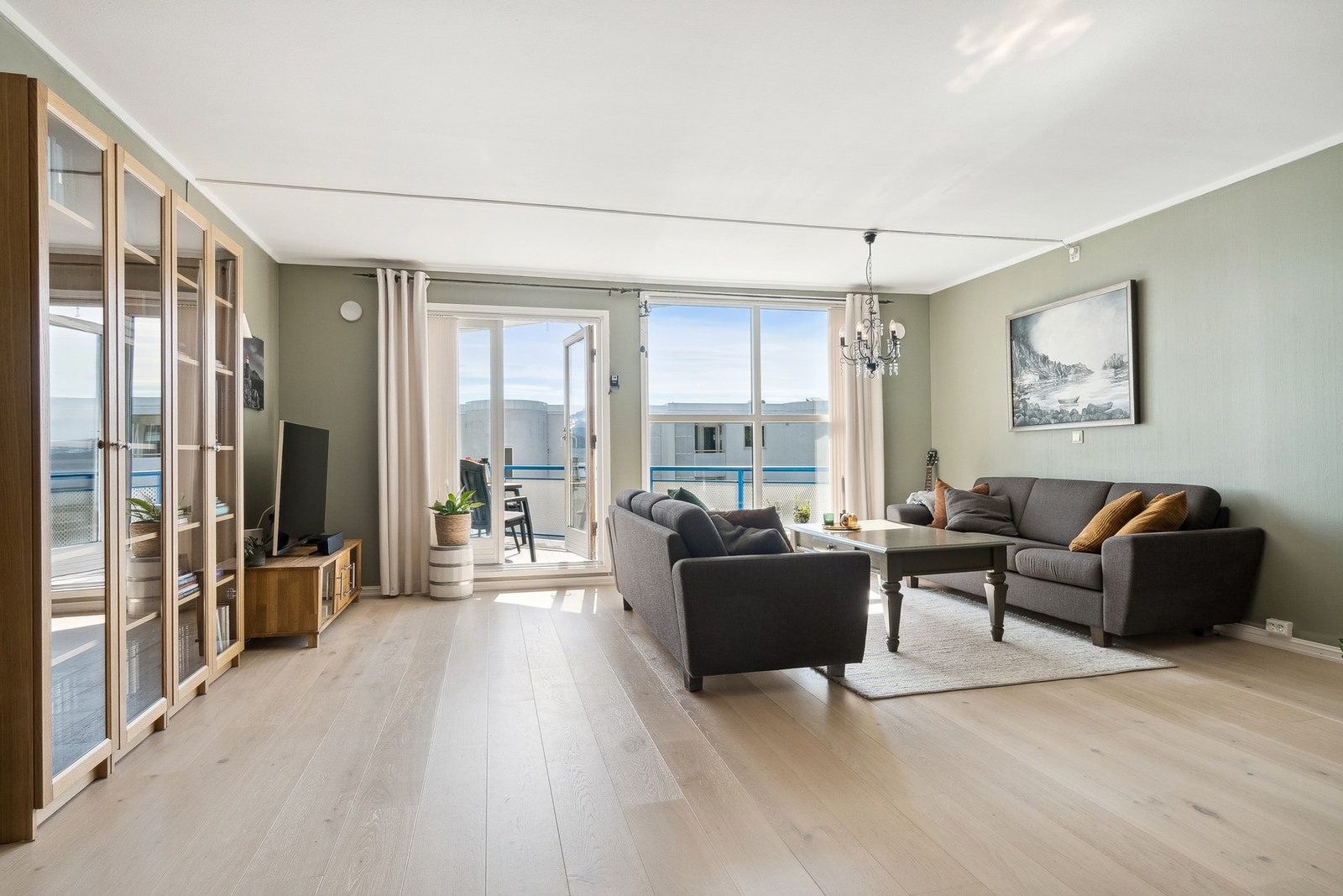 Stuen er romslig og har god plass til flere sitte-/spisegrupper. Galleribilde